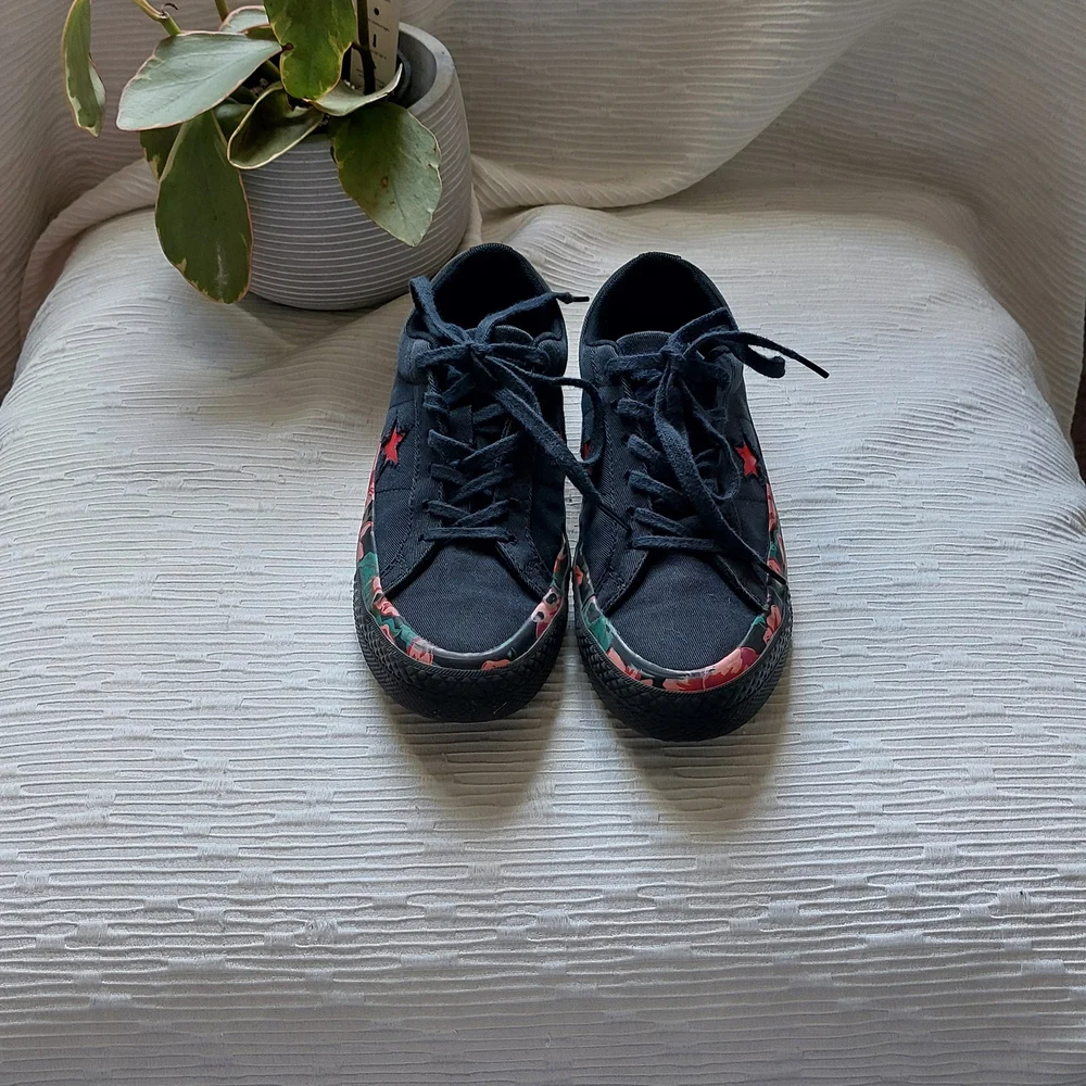 Black and Red Converse Sneakers Size 4 - Picture 8 of 13